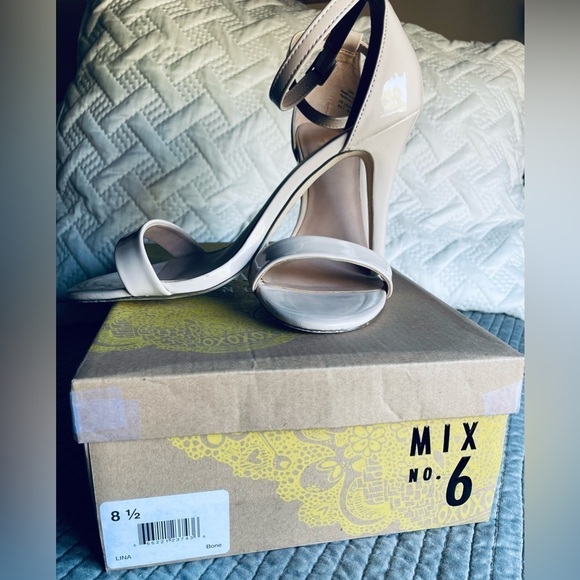 Mix no.6 Heeled Sandal Size 8.5. Worn 1x to a wedding Scuff L heel
4” heel. EUC - Picture 3 of 7
